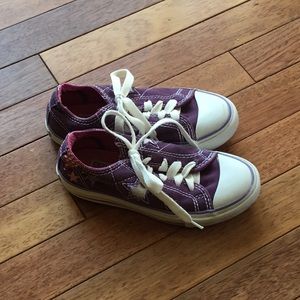 Converse canvas tennis shoes size 12